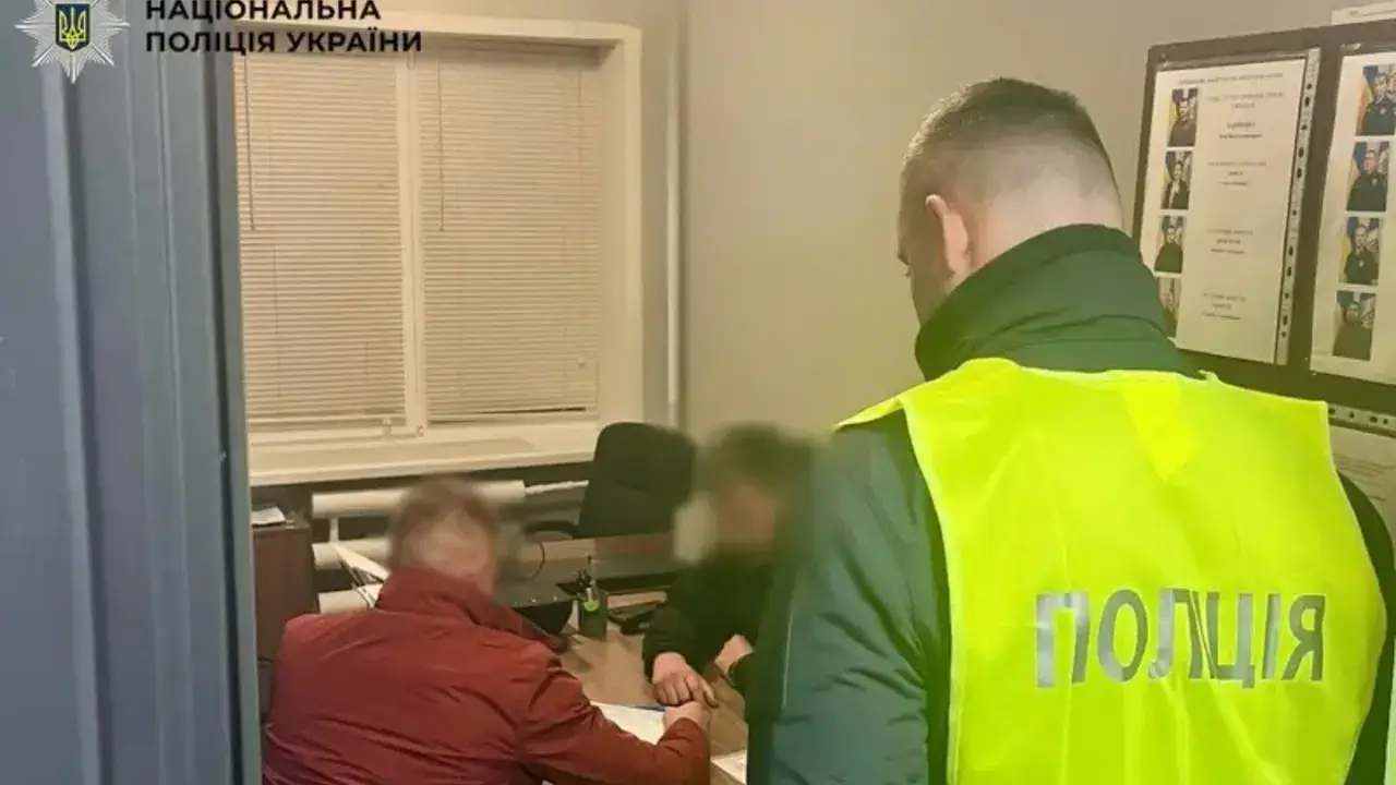 В Оболони полиция привлекла к ответственности мужчину, который избил собаку в парке