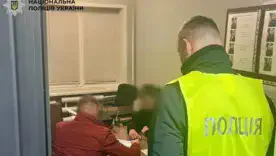 На Оболоні поліція притягнула до відповідальності чоловіка, який бив собаку в парку