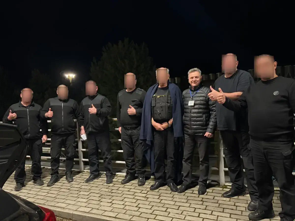 Повернуті до України чоловіки, яких затримали в Угорщині\Ощадбанк