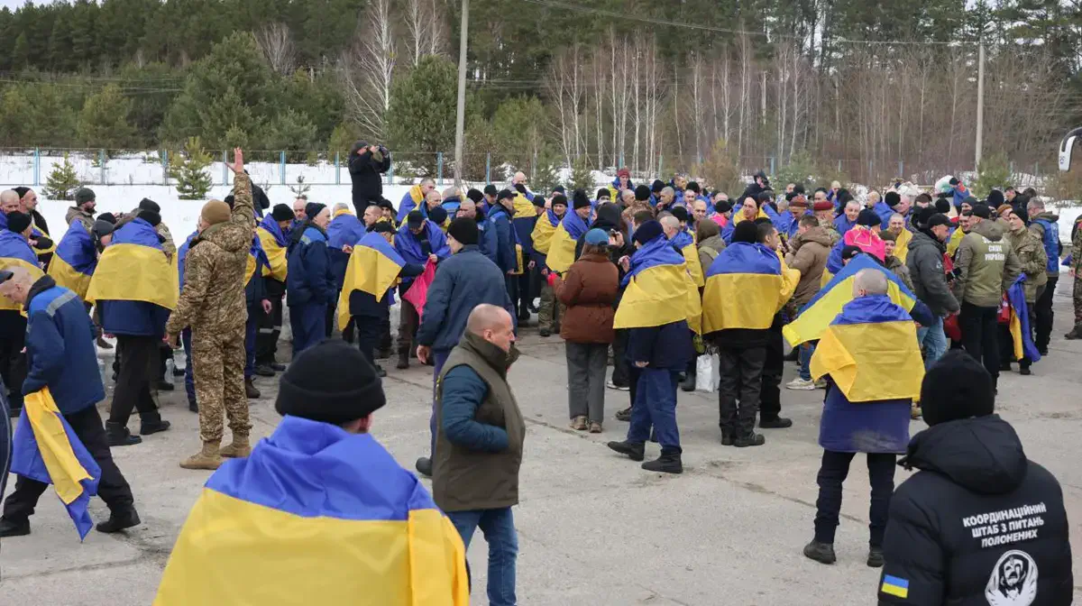 Звільнені українські полонені під час другого етапу обміну