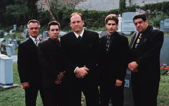 Криминалы и тени прошлого: 5 сериалов в духе "Острых козырьков"