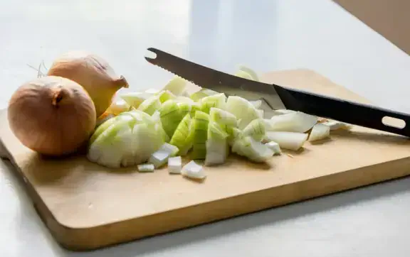 Больше никаких слёз: простой лайфхак, как быстро и идеально нарезать лук