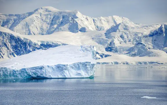 В результате действия различных процессов, Антарктида потеряла значительный объём континентального льда.
