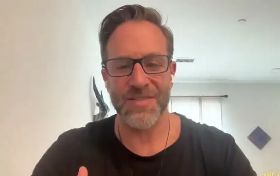 Эмоционально открытые мужчины не идеальны, но они присутствуют в отношениях и готовы работать над ними