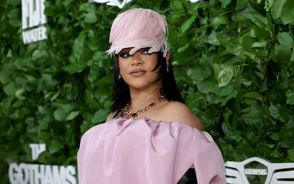 В дом поп-звезды Рианны стреляли из винтовки: певица была внутри во время нападения