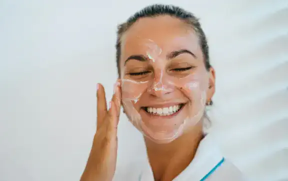 Как ухаживать за сухой кожей лица: пошаговая инструкция от дерматологов