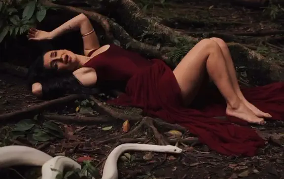 Анна Тринчер: змея испражнилась на меня во время съемок — «ужасный экспириенс»