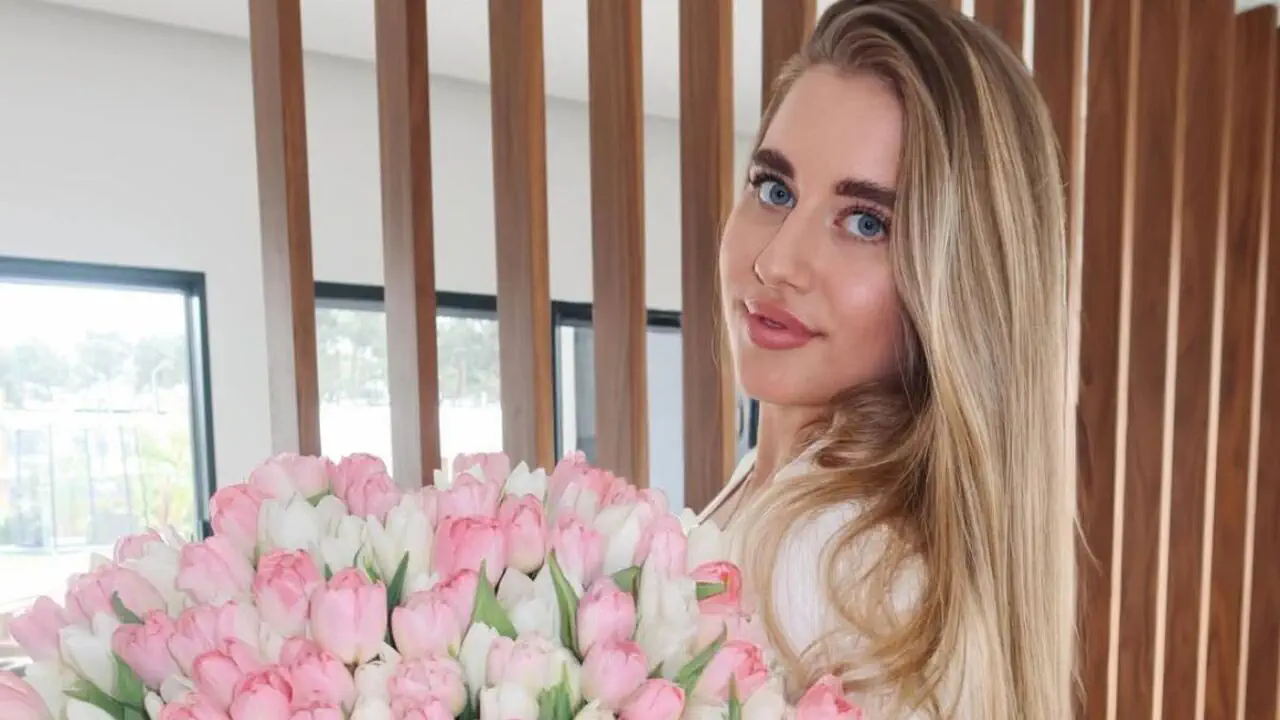 Лиза Судакова с цветами