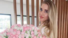 Ліза Судакова з квітами