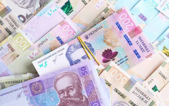 На наличном рынке наблюдается восходящий тренд евро — теперь в обменниках за единицу европейской валюты просят в среднем 51,70 грн