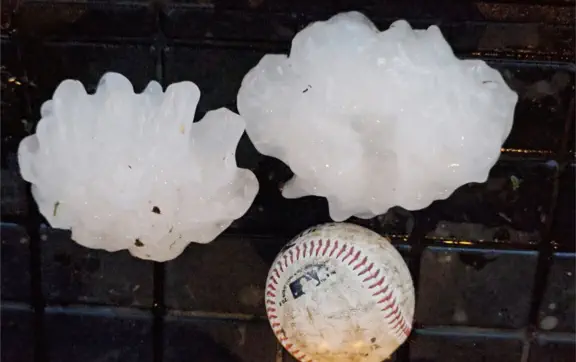 В некоторых регионах США выпали градины рекордно крупных размеров.