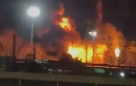 Атака на НПЗ в РФ, украинские эксперты на Ближнем Востоке, атака дронов на США — главное к утру