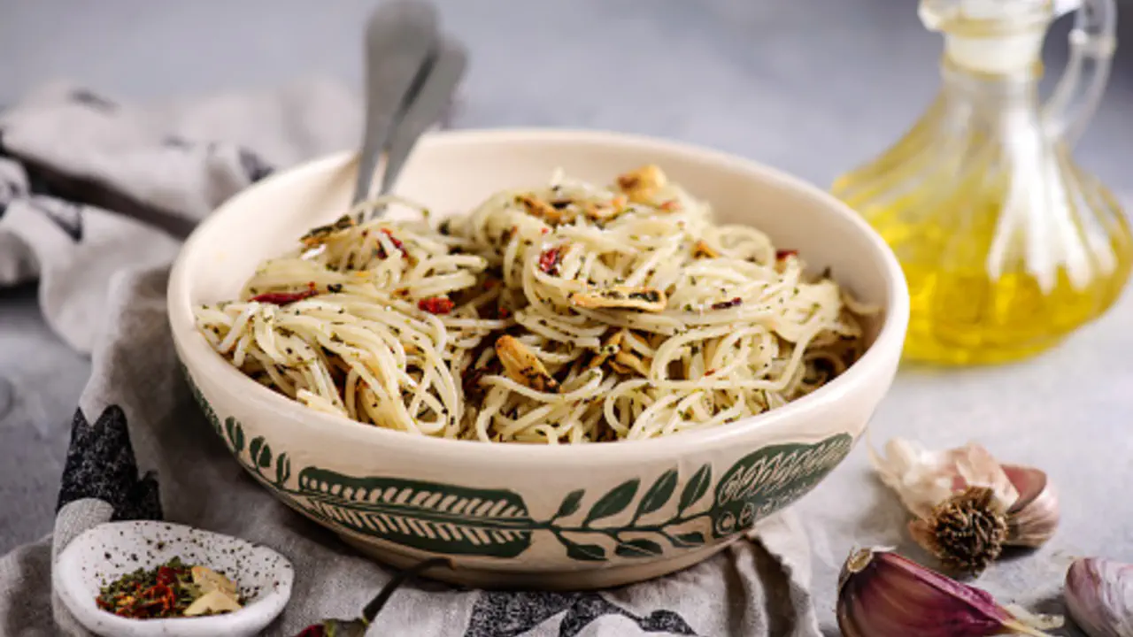 Как автор кулинарных книг готовит классические Spaghetti Aglio e Olio