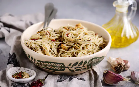 Как автор кулинарных книг готовит классические Spaghetti Aglio e Olio