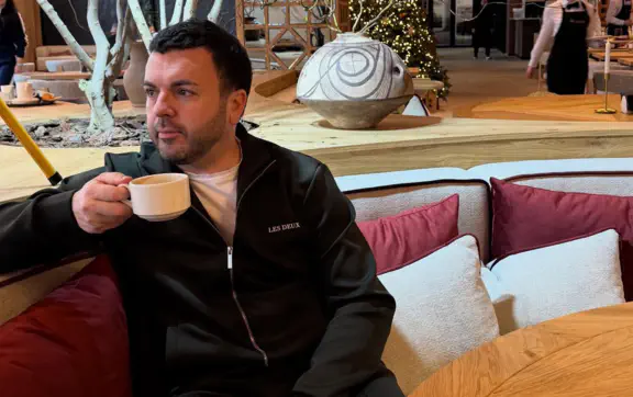 Решетник не считает свою жизнь роскошной — сеть просматривает его страницу и сомневается