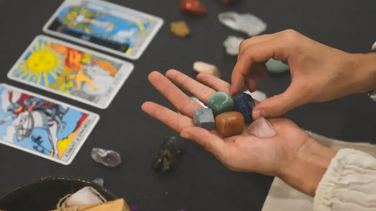 Откровенность, границы и новые смыслы: что готовят карты Таро каждому знаку 23 марта