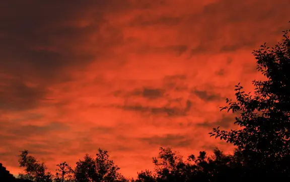 Під впливом фізичних та метеорологічних факторів небо у вечірній час часто забарвлюється у яскраві червоні відтінки.