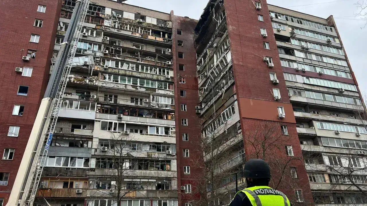 Террор мирных городов: в Днепре вражеский дрон изуродовал 14-этажный дом, есть раненые
