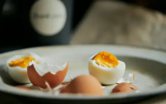 Струшування в банці чи магія оцту: шукаємо найшвидший спосіб очистити яйця без пошкодження білка