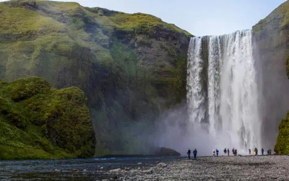 Чоловік кинувся у водоспад під час відпочинку та загинув