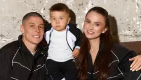 Денис Попов с женой и сыном