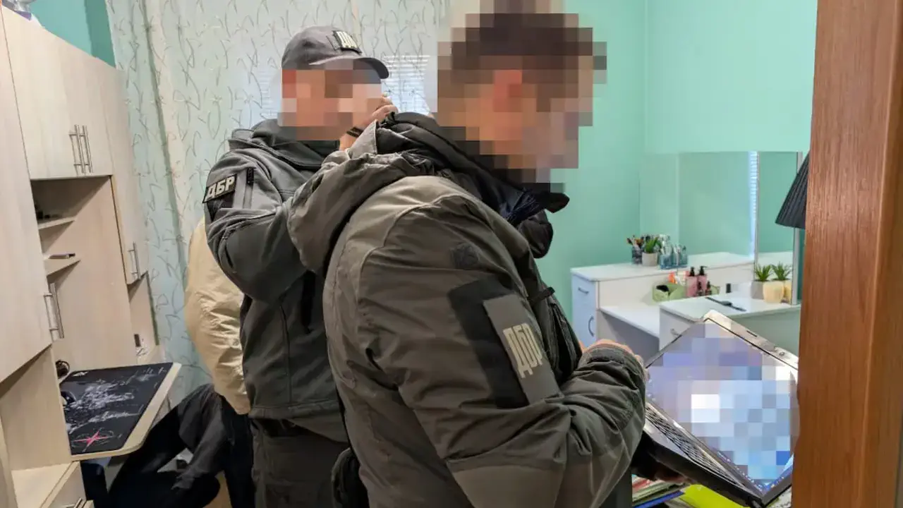 "Права під ключ" за 12 тисяч грн: судитимуть правоохоронця, який продавав посвідчення без іспитів