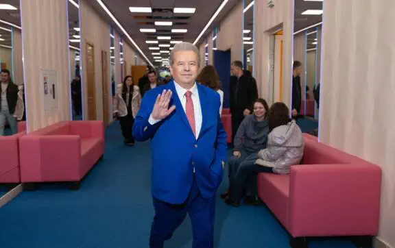 Поплавский встретил обыски в тапках Tommy Hilfiger — следствие подозревает 760 млн убытков