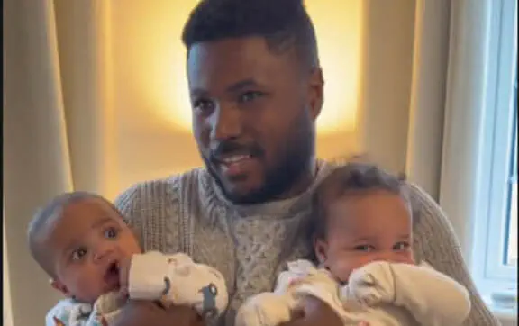 Слепой папа удивил интернет своим способом различать близнецов