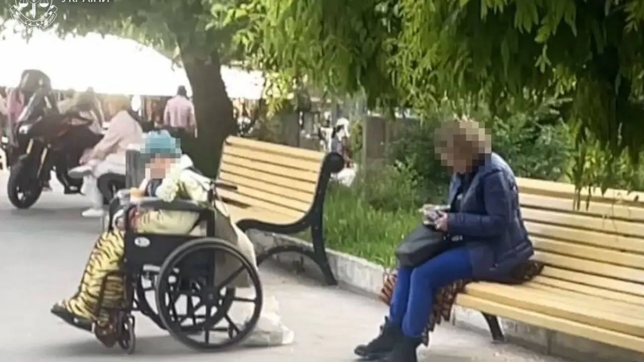В Одесі засудили жінку, яка роками експлуатувала для жебракування 96-річну матір з деменцією