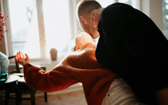 "Танцы или какие-то более пикантные вещи вдвоем": энергопрактик рассказала, как жить 2–9 апреля