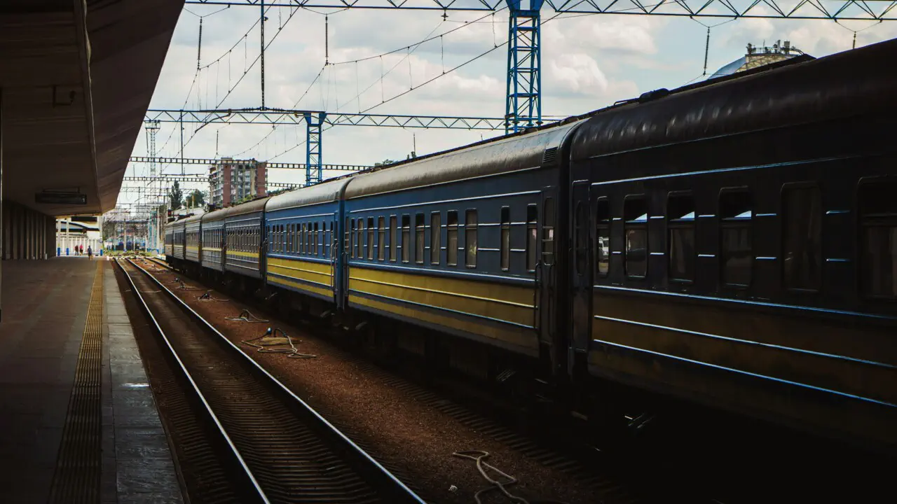 Львівський рейс затримується: наслідки нічної «зустрічі» поїзда та вантажівки