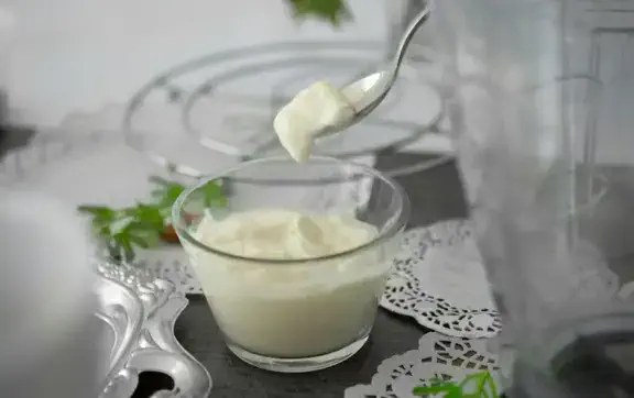 Сколько хранится майонез в холодильнике: сроки для магазинного и домашнего соуса