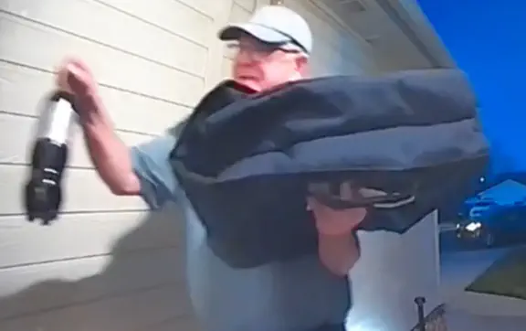 70-річний кур’єр купив напій — і йому зібрали понад $30 тисяч