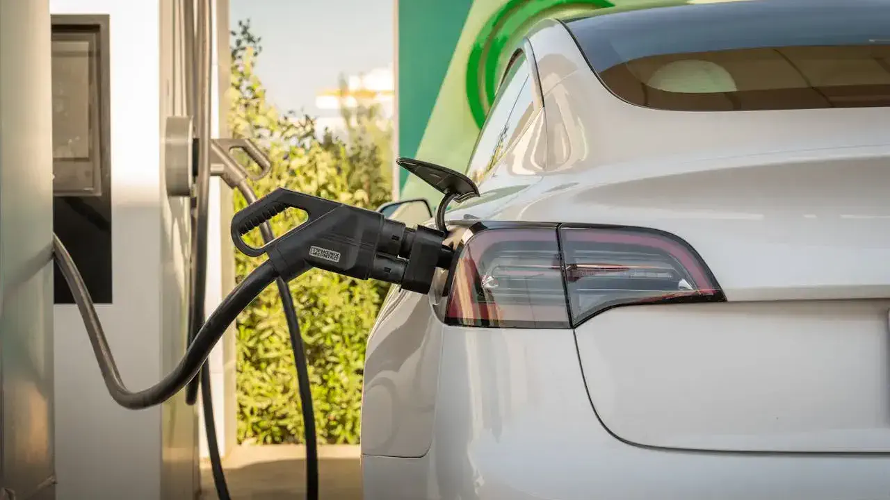 Топливный парадокс: Украина получила рекордные объемы горючего, но цены на заправках растут
