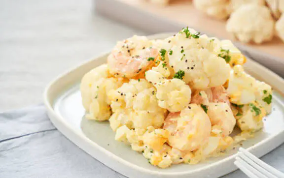 Подборка салатов на основе яиц: от классики до овощных миксов