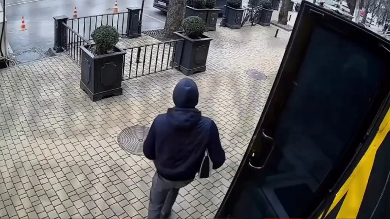 В Одесі невідомий в каптурі виніс PS5 з ігрового залу — адміністратор не встиг моргнути