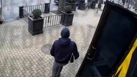 В Одессе неизвестный в капюшоне вынес PS5 из игрового зала — администратор не успел моргнуть