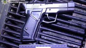 Киевские полицейские задержали мужчину за стрельбу: женщину госпитализировали с ранением