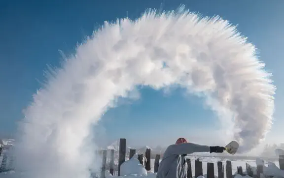 Сегодня мы поговорим о простом, но захватывающем физическом эксперименте с водой и морозом.