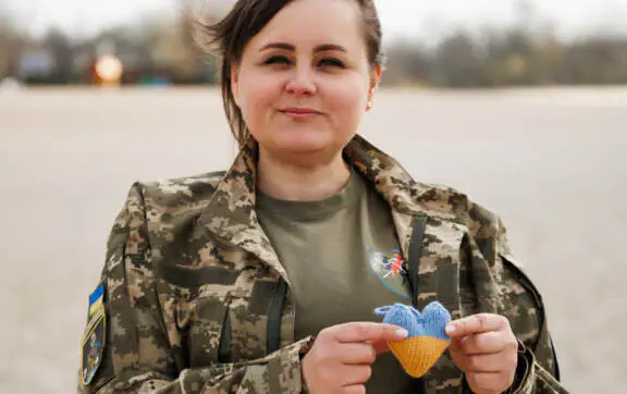 "Они так удивились, что им кусочек торта принесли": пасхальное интервью с передовой