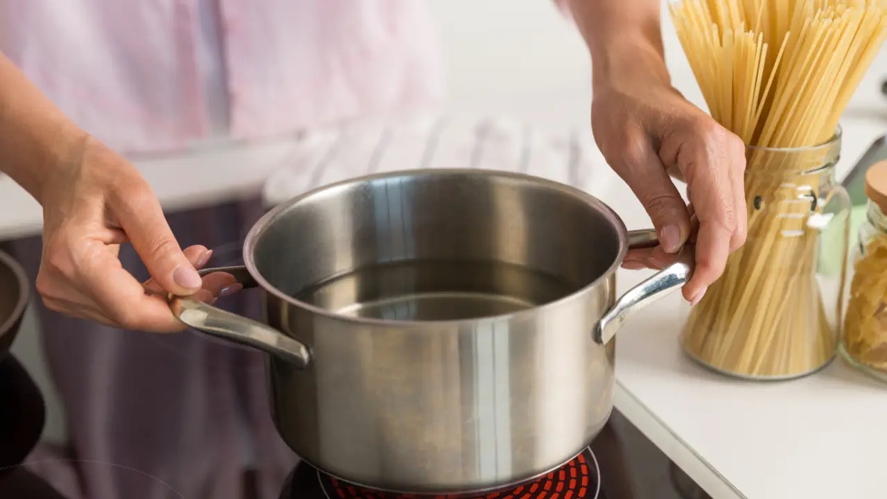 Які продукти не можна готувати в каструлі з нержавіючої сталі