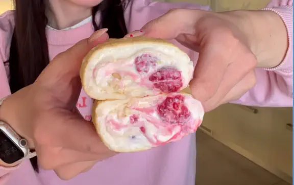 Низкокалорийный рулет с ягодами: десерт без вреда для фигуры