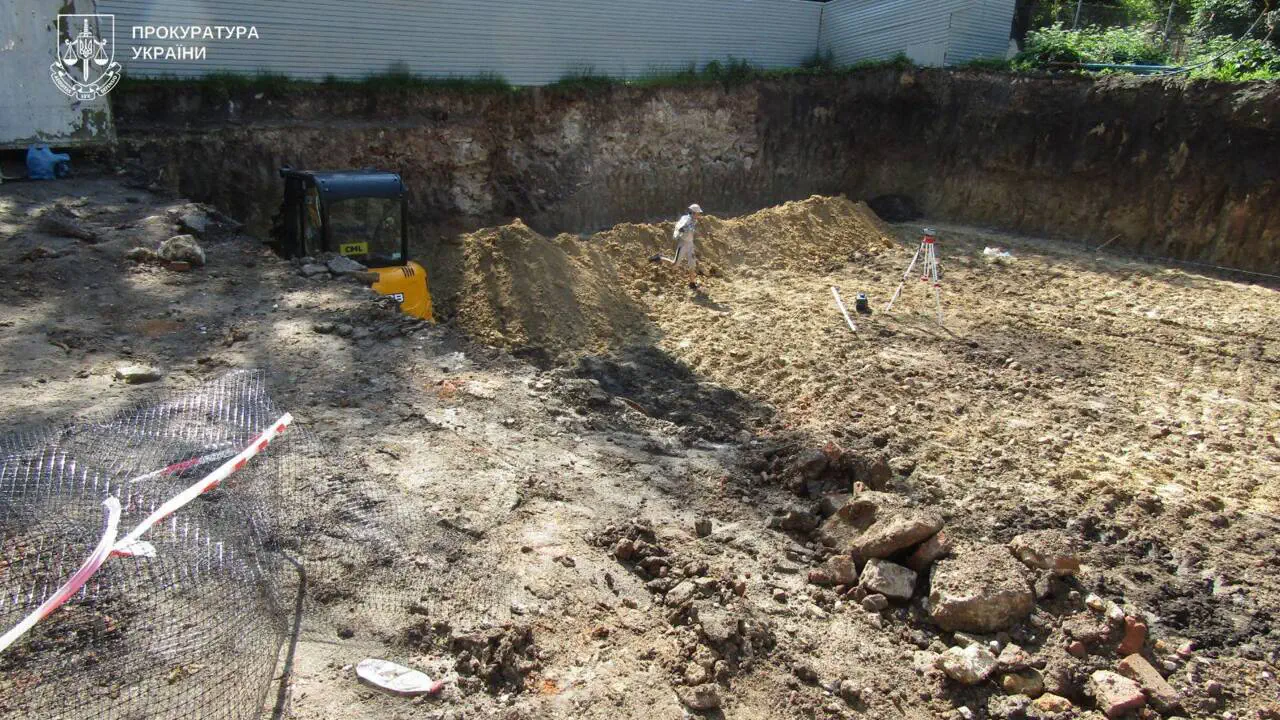 Скандал в Тернополе: историческую землю застроили под видом реконструкции