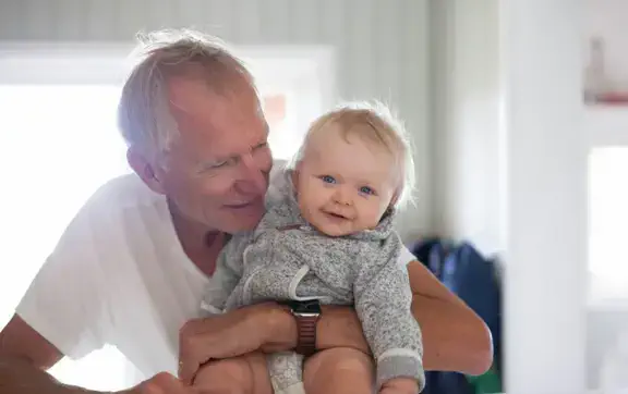 Хранители семейного тепла: как месяц рождения влияет на отношения старшего поколения с внуками