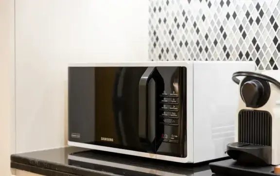 Почему на кухне неприятно пахнет: проверьте этот девайс в вашей микроволновке