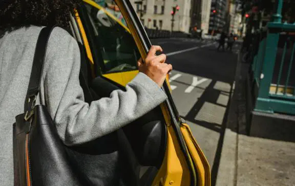 Женщина подала в суд на Uber из-за насильственных действий водителя во время поездки с детьми