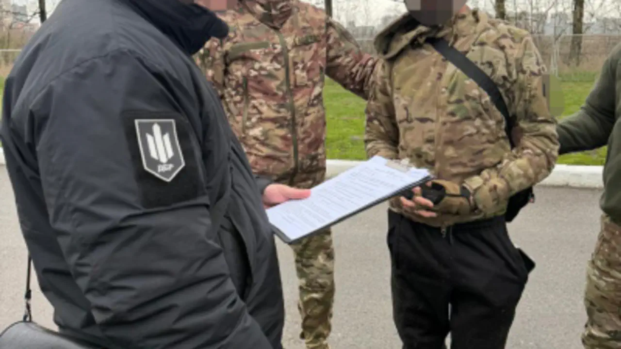 ГБР задержало военнослужащего за попытку продажи оружия с фронта