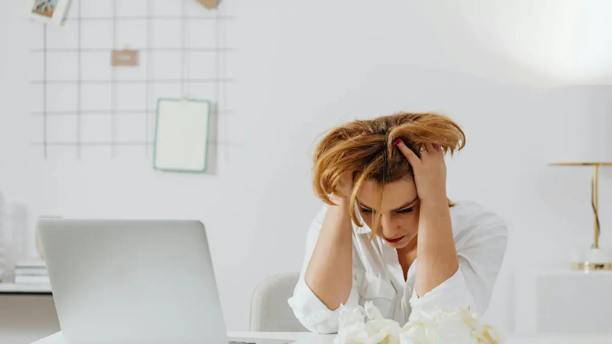 "Сидячая работа — новое курение": интервью с антикризисным специалистом о том, как поддерживать  ум