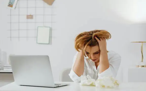 "Сидячая работа — новое курение": интервью с антикризисным специалистом о том, как поддерживать  ум