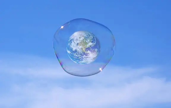 Поскольку погода меняется ежедневно то она постоянно колеблется вокруг средних многолетних характеристик.